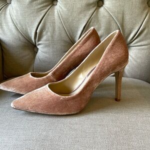 Women’s mauve velvet heels.